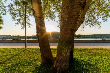 Novi Sad, Sırbistan 02 Haziran 2019: Belgrad Rıhtımı ve Petrovaradin kalesinde gezinti güvertesi. Novi Sad ve Tuna Nehri gün doğumunda. 