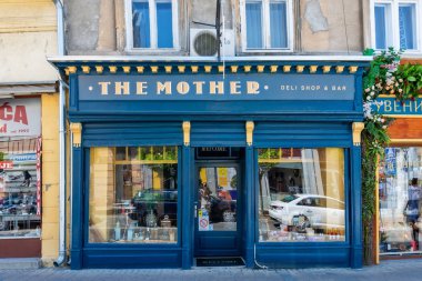 Novi Sad, Sırbistan 12 Ağustos 2019: Novi Sad 'ın eski caddesi Sırbistan şehir merkezi. Novi Sad 'daki en ünlü hediyelik eşya dükkânı & The Mother 