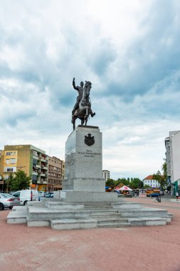 Novi Sad, Sırbistan 16 Ağustos 2019: Sırbistan 'ın Novi Sad kentindeki Kral I. Petar Karacorceviç Anıtı. Etkinlik, Voyvodina 'nın Sırbistan' a katılımının 100. yıldönümü münasebetiyle düzenlendi..