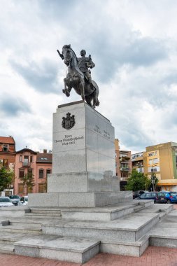 Novi Sad, Sırbistan 16 Ağustos 2019: Sırbistan 'ın Novi Sad kentindeki Kral I. Petar Karacorceviç Anıtı. Etkinlik, Voyvodina 'nın Sırbistan' a katılımının 100. yıldönümü münasebetiyle düzenlendi..