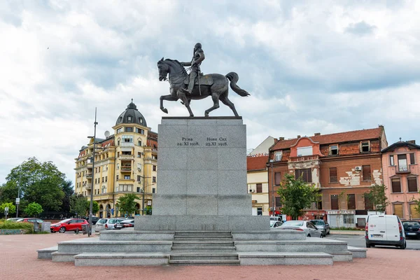 2019年8月16日 塞尔维亚诺维萨德 塞尔维亚诺维萨德的Petar Karadjordjevic国王纪念碑 它是为纪念伏伊伏丁那加入塞尔维亚100周年而设立的 — 图库照片