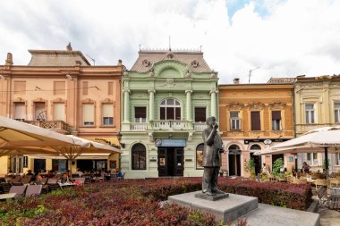 Novi Sad, Sırbistan 16 Ağustos 2019: Novi Sad 'daki Jasa Tomiç Anıtı Dunavska Caddesi' nde. 2006 'da bronzdan yapılmış ve taş bir kaide üzerine monte edilmiş. Yazarı, heykeltıraş Alexander Zarin..