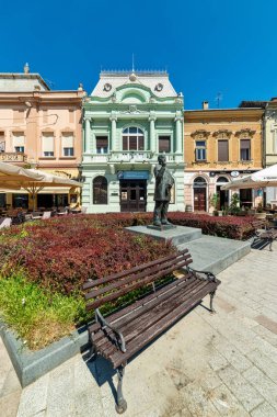 Novi Sad, Sırbistan 16 Ağustos 2019: Novi Sad 'daki Jasa Tomiç Anıtı Dunavska Caddesi' nde. 2006 'da bronzdan yapılmış ve taş bir kaide üzerine monte edilmiş. Yazarı, heykeltıraş Alexander Zarin..