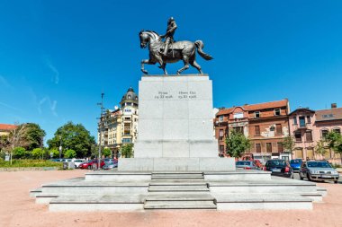 Novi Sad, Sırbistan 18 Ağustos 2019: Sırbistan 'ın Novi Sad kentindeki Kral I. Petar Karacorceviç Anıtı. Etkinlik, Voyvodina 'nın Sırbistan' a katılımının 100. yıldönümü münasebetiyle düzenlendi..