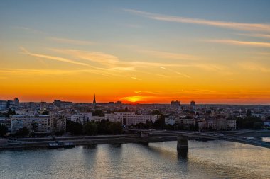 Novi Sad, Sırbistan 19 Ağustos 2019: Novi Sad 'ın panoramik manzarası, Sırbistan. Sırp kenti Novi Sad 'ın gün batımında Voyvodina' nın başkenti güzel bir fotoğrafı.