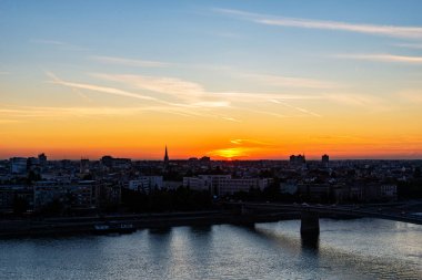 Novi Sad, Sırbistan 19 Ağustos 2019: Novi Sad 'ın panoramik manzarası, Sırbistan. Sırp kenti Novi Sad 'ın gün batımında Voyvodina' nın başkenti güzel bir fotoğrafı.