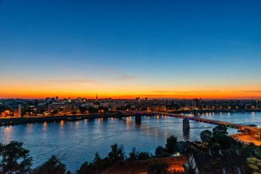 Novi Sad, Sırbistan 19 Ağustos 2019: Novi Sad 'ın panoramik manzarası, Sırbistan. Sırp kenti Novi Sad 'ın gün batımında Voyvodina' nın başkenti güzel bir fotoğrafı.