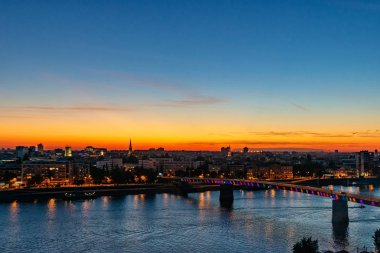 Novi Sad, Sırbistan 19 Ağustos 2019: Novi Sad 'ın panoramik manzarası, Sırbistan. Sırp kenti Novi Sad 'ın gün batımında Voyvodina' nın başkenti güzel bir fotoğrafı.