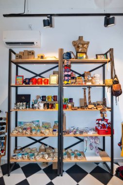 Novi Sad, Sırbistan 16 Ağustos 2019: Petrovaradin Kalesi 'nin kenar mahallelerinde, aynı zamanda Novi Sad Kasabası olarak da bilinen, güzel dekore edilmiş bir hediyelik eşya dükkanı var - 