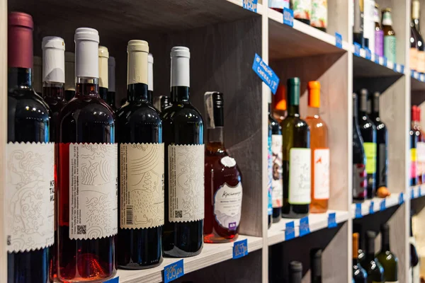 Novi Sad, Sırbistan 16 Ağustos 2019: Novi Sad 'daki en ünlü hediyelik eşya dükkanı & Bar 