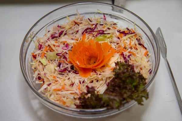 卷心菜和胡萝卜混合沙拉 — 图库照片