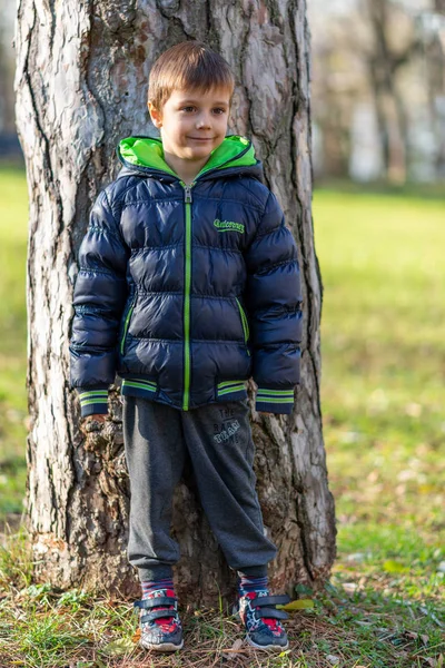 Liten Pojke Ler Parken — Stockfoto