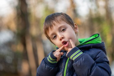 küçük çocuk komik suratgenç kadın bir kap içinde 