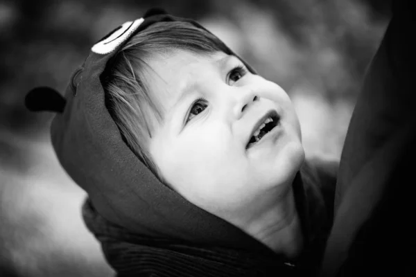 Kapüşonlu Küçük Üzgün Çocuk Siyah Beyaz Fotoğraf — Stok fotoğraf