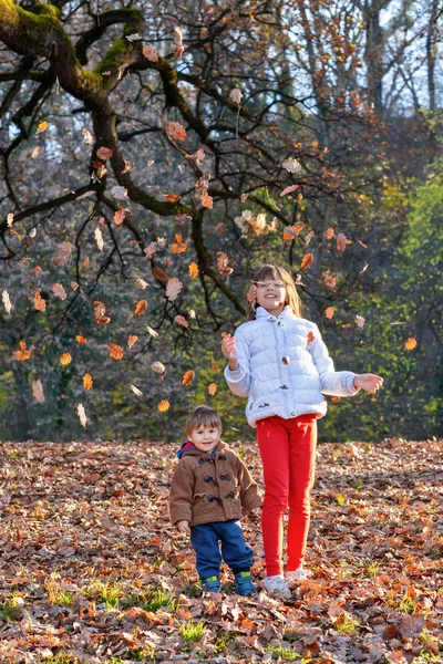 Chłopiec Dziewczynka Jesiennym Parku Brat Siostra Bawią Się Liśćmi — Zdjęcie stockowe
