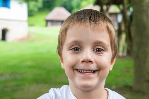 Liten Pojke Att Göra Roliga Ansikte — Stockfoto