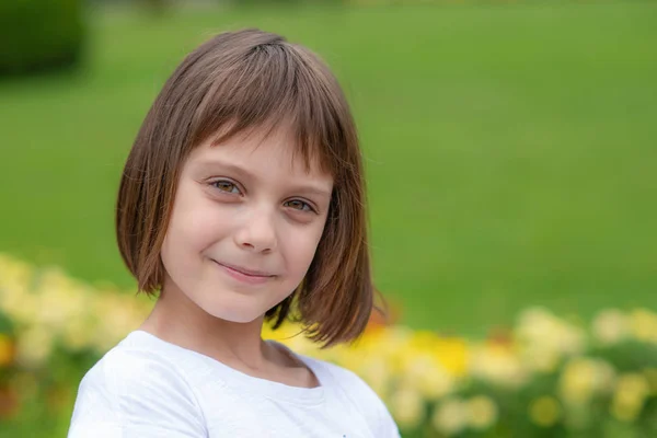 Girl Standing Grass — Stock Photo, Image