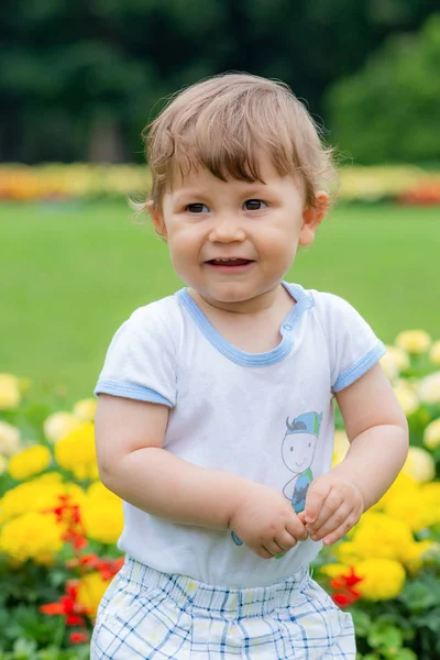 Mały Chłopiec Bawi Się Trawie — Zdjęcie stockowe