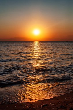 Deniz ve dağın üzerinde dramatik bir gün batımı. Fotoğraf: Halkidiki Yunanistan 'da Pirgo Sani.