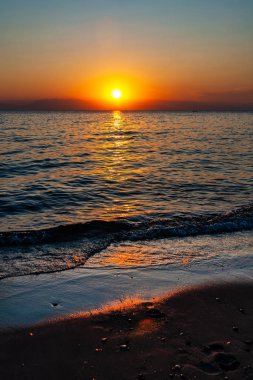 Deniz ve dağın üzerinde dramatik bir gün batımı. Fotoğraf: Halkidiki Yunanistan 'da Pirgo Sani.