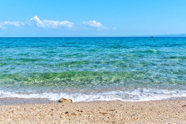 Mavi deniz ve Ege Denizi 'ndeki vahşi sahil..