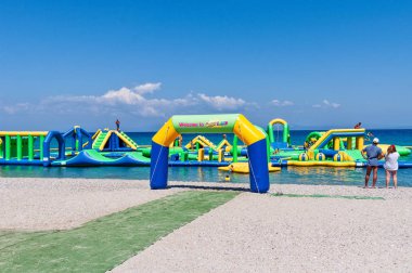 Halkidiki, Yunanistan - 31 Ağustos 2019: Chalkidiki 'deki Çılgınlar Ülkesi Su Parkı - Kassandra, Yunanistan. Kassandra, Pefkohori 'deki Şişme Su Parkı.