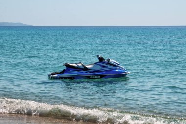 Halkidiki, Yunanistan - Eylül 01.2019: Halkidiki, Yunanistan 'daki Possidi Sahili. Şahsi su aracı ya da su motosikleti. Mavi deniz ve Ege Denizi 'nde yüzen bir jet ski.