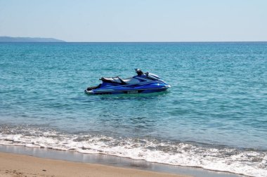 Halkidiki, Yunanistan - Eylül 01.2019: Halkidiki, Yunanistan 'daki Possidi Sahili. Şahsi su aracı ya da su motosikleti. Mavi deniz ve Ege Denizi 'nde yüzen bir jet ski.