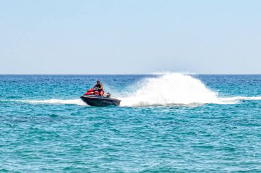 Halkidiki, Yunanistan - Eylül 01.2019: Halkidiki, Yunanistan 'daki Possidi Sahili. Şahsi su aracı ya da su motosikleti. Mavi deniz ve Ege Denizi 'nde yüzen bir jet ski.