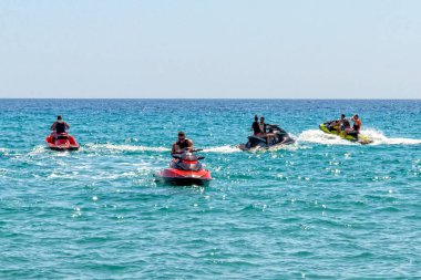 Halkidiki, Yunanistan - Eylül 01.2019: Halkidiki, Yunanistan 'daki Possidi Sahili. Şahsi su aracı ya da su motosikleti. Mavi deniz ve Ege Denizi 'nde yüzen bir jet ski.