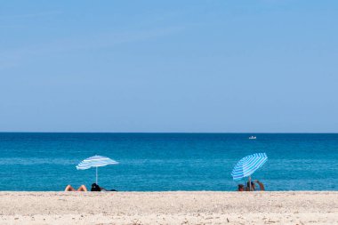Halkidiki, Yunanistan - Eylül 01.2019: Halkidiki, Yunanistan 'daki Possidi Sahili. Ege Denizi üzerinde mavi deniz.