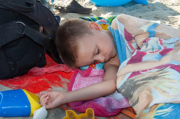 Der Junge Schläft Strand Sand — Stockfoto
