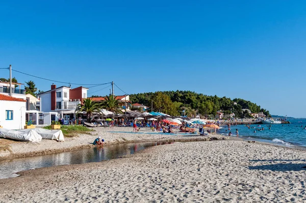 ハルキディキ ギリシャ 2019年8月30日 シヴィリ黄金のビーチとビーチの観光客 ギリシャのハルキディキにあるシヴィリの場所 エーゲ海の青い海 — ストック写真
