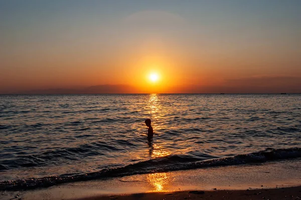 Хлопчик Насолоджується Під Час Плавання Дивовижним Заходом Сонця Задньому Плані — стокове фото