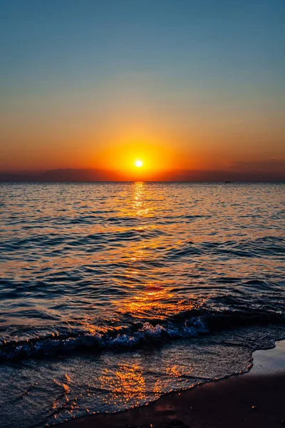 Драматичний Захід Сонця Над Морем Горою Фотографія Pirgos Sani Halkidiki — стокове фото