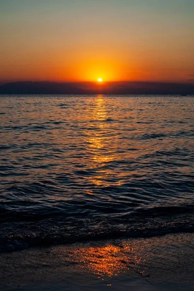 Драматичний Захід Сонця Над Морем Горою Фотографія Pirgos Sani Halkidiki — стокове фото