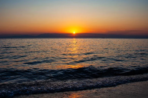 Драматичний Захід Сонця Над Морем Горою Фотографія Pirgos Sani Halkidiki — стокове фото