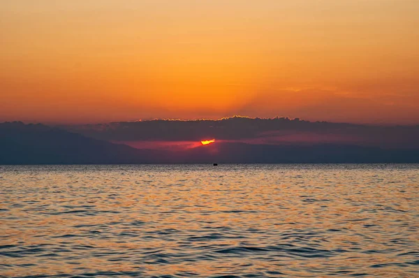 Pôr Sol Dramático Sobre Mar Montanha Fotografado Pirgos Sani Halkidiki — Fotografia de Stock