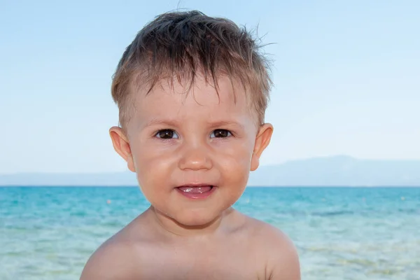 Een Mooi Jongetje Poserend Een Strand Aan Zee — Stockfoto