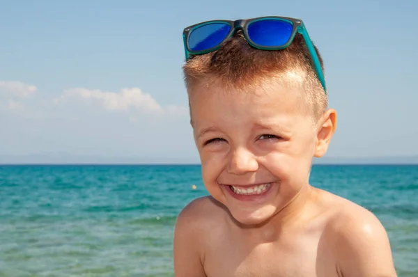 Piękny Mały Chłopiec Pozujący Plaży Nad Morzem Okularach Przeciwsłonecznych — Zdjęcie stockowe