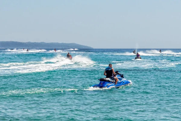 Halkidiki, Yunanistan - Eylül 01.2019: Halkidiki, Yunanistan 'daki Possidi Sahili. Şahsi su aracı ya da su motosikleti. Mavi deniz ve Ege Denizi 'nde yüzen bir jet ski.