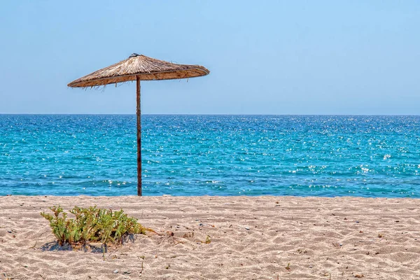 Ombrellone Vimini Spiaggia Mare Blu — Foto Stock