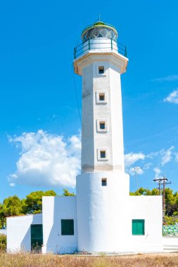 Possidi deniz feneri. Possidi Burnu (Miti plajı) yakınlarında 1864 yılında inşa edilmiş eski bir deniz feneri vardır. Yüksekliği 14,5 metredir ve ışığın yüksekliği 23 metredir..
