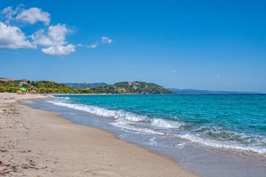 Halkidiki, Yunanistan - Eylül 01.2019: Halkidiki, Yunanistan 'daki Possidi Sahili. Ege Denizi üzerinde mavi deniz.