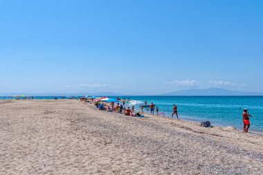 Halkidiki, Yunanistan - Eylül 01.2019: Halkidiki, Yunanistan 'daki Possidi Sahili. Ege Denizi üzerinde mavi deniz.