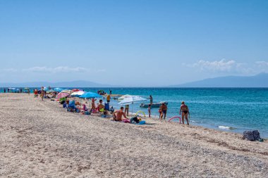 Halkidiki, Yunanistan - Eylül 01.2019: Halkidiki, Yunanistan 'daki Possidi Sahili. Ege Denizi üzerinde mavi deniz.