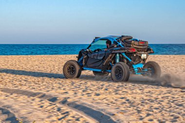 Halkidiki, Yunanistan - 01 Eylül 2019: Can-Am Maverick kumsalda. Güvenilir ve heyecan verici özelliklere sahip uzun yolculuklar ve yeni yollar üzerinde performans sergilemek için inşa edildi. Yüksek performanslı araç.