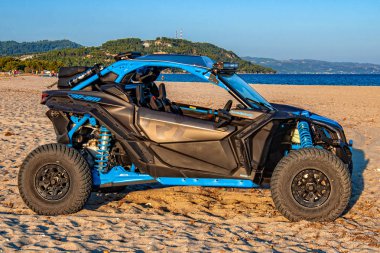 Halkidiki, Yunanistan - 01 Eylül 2019: Can-Am Maverick kumsalda. Güvenilir ve heyecan verici özelliklere sahip uzun yolculuklar ve yeni yollar üzerinde performans sergilemek için inşa edildi. Yüksek performanslı araç.