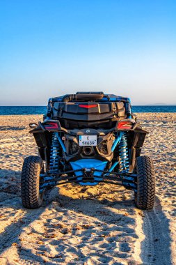 Halkidiki, Yunanistan - 01 Eylül 2019: Can-Am Maverick kumsalda. Güvenilir ve heyecan verici özelliklere sahip uzun yolculuklar ve yeni yollar üzerinde performans sergilemek için inşa edildi. Yüksek performanslı araç.