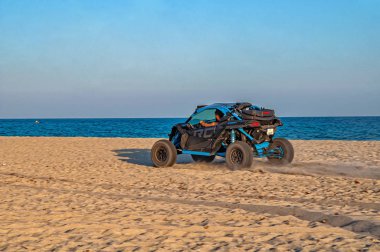 Halkidiki, Yunanistan - 01 Eylül 2019: Can-Am Maverick kumsalda. Güvenilir ve heyecan verici özelliklere sahip uzun yolculuklar ve yeni yollar üzerinde performans sergilemek için inşa edildi. Yüksek performanslı araç.